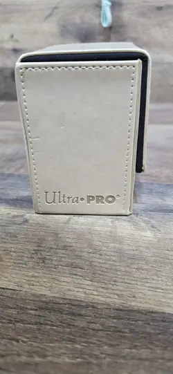 Vtg 2010 ULTRA PRO Magic The Gathering MTG WHITE MANA FLIP BOX MTG Deck Case - Image 3