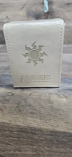 Vtg 2010 ULTRA PRO Magic The Gathering MTG WHITE MANA FLIP BOX MTG Deck Case - Image 4