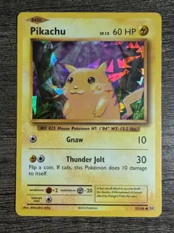 POKEMON HOLO PIKACHU 35/108 LP , EVOLUTIONS 2016 + NEW ARCEUS SLEEVE - Image 1