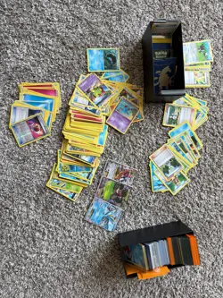 Pokemon TCG 100 cards from 2015 or older random lot - Image 1