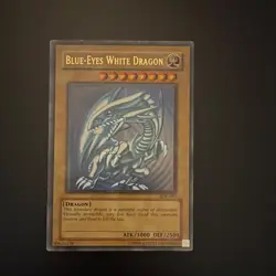 Yu-Gi-Oh! Blue-Eyes White Dragon SDK-001 Holo English Card 1996 ultra rare - Image 1