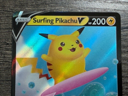 POKEMON FULL ART SURFING PIKACHU V 008/025 ULTRA RARE + NEW ARCEUS SLEEVE LP-NM - Image 2