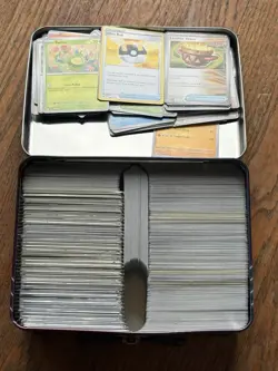 Approx 900+ Pokemon Cards In A Lunch Box Tin - Image 1