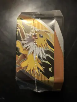 Pokemon TCG Eevee Evolutions Tin Jolteon V 820650809057 - Image 2