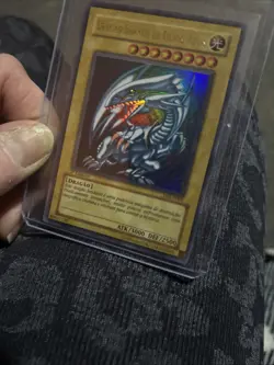 YuGioh Dragao Branco de Olhos Azuis NM (1st Edition) DIK-P001 Ultra Rare Card - Image 2