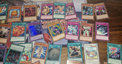 LARGE COLLECTION OF VINTAGE KONAMI YUGIOH CARDS X 265 & YUYA STARTER DECK SHEET - Image 5