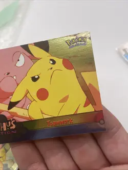 1999 Topps Pikachu's Vacation #54 Teamwork Foil Holo Pokemon - - Image 3