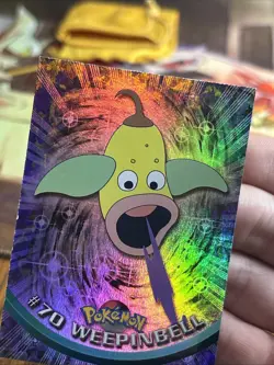1999 Topps Pokemon TV #70 Weepinbell Rainbow Foil Blue Logo - Image 3