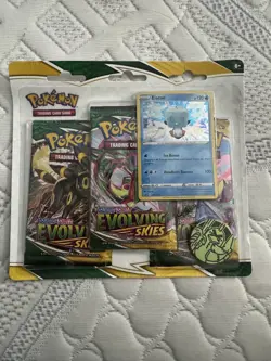 Pokemon Trading Card Game: Sword and Shield - Evolving Skies Three Booster Packs - Image 1