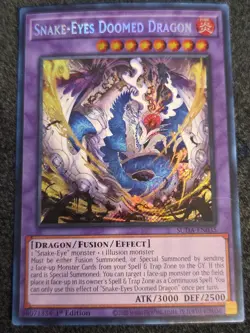 Snake-Eyes Doomed Dragon Secret Rare SUDA-EN035 Near Mint 1st Ed Yu-Gi-Oh! - Image 1