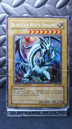 | Yugioh Blue-Eyes White Dragon BPT-003 Secret Rare 2002 Collectors Tin DMG | - Image 1