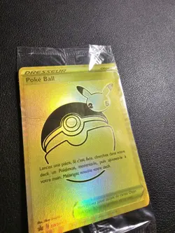 Carte Pokemon Poke Ball Gold SWSH146 25 Ans Celebration FR Scelle Pliee - Image 2