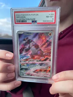2023 POKEMON PAR EN-PARADOX RIFT ILLUSTRATION RARE #199 GROUDON PSA 8 - Image 1