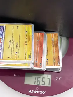 Lotto 1,5 kg Carte Pokemon Holo + non comuni comuni + Rare scarlatto destini b - Image 1