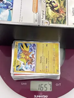 Lotto 1,5 kg Carte Pokemon Holo + non comuni comuni + Rare scarlatto destini b - Image 2