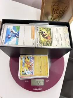 Lotto 1,5 kg Carte Pokemon Holo + non comuni comuni + Rare scarlatto destini b - Image 3