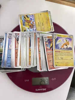 Lotto 1,5 kg Carte Pokemon Holo + non comuni comuni + Rare scarlatto destini b - Image 4