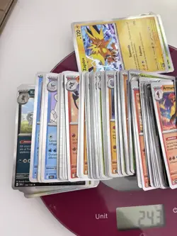 Lotto 1,5 kg Carte Pokemon Holo + non comuni comuni + Rare scarlatto destini b - Image 5