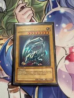 BLUE-EYES WHITE DRAGON SDK-001 DIK-P001 1ST PORTUGUESE MODERATE PLAY YUGIOH - Image 1