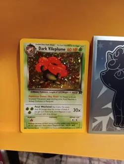 Dark Vileplume 13/82 Unlimited Holo Team Rocket Set NM POKEMON CARD 2000 FAST SH - Image 1