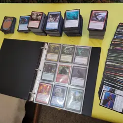 7 Pages of PAUPER Cards Collection in Binder. And 1,000+ Random Magic Cards - Image 1