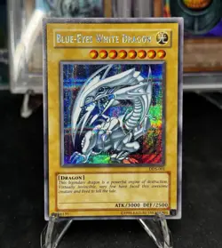 2002 Blue-Eyes White Dragon DDS-001 (Dark Duel Stories) - Yu-Gi-Oh! - NM - Image 1