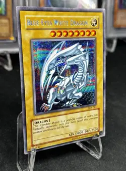 2002 Blue-Eyes White Dragon DDS-001 (Dark Duel Stories) - Yu-Gi-Oh! - NM - Image 3