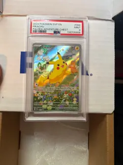 Pokemon 2024 SVP Pikachu Paldea Adventure Chest en PSA Mint 9 - Image 1