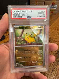Pikachu Master Ball PSA 10 (025/165 Sv2a: Pokemon Card 151 Holo) - Japanese - Image 1