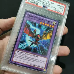 2014 Yugioh: TWIN PHOTON LIZARD - SP14-EN020 [1st Ed Starfoil Rare] - Mint PSA 9 - Image 3