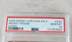 2025 DISNEY LORCANA EN 9 #242/204 MICKEY MOUSE ICONIC PSA 10 Brave Little Prince - Image 3