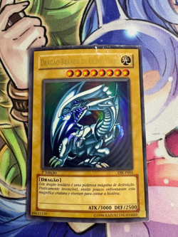 BLUE-EYES WHITE DRAGON SDK-001 DIK-P001 1ST PORTUGUESE HEAVY PLAY YUGIOH - Image 1