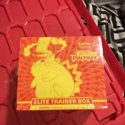DAMAGED. Pokemon Vivid Voltage Elite Trainer Box Pikachu 2020 Pokemon TCG - Image 1