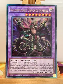 Raubpflanze Dragostapelia RA01-DE027 Ultimate Rare Deutsch NM YUGIOH - Image 1