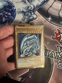 BLUE-EYES WHITE DRAGON 1ST EDITION GOLD RARE MAGO-EN001 YUGIOH VLP (CS) - Image 2