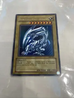 Konami Yu-Gi-Oh! TCG Blue-Eyes White Dragon SDK-001 Ultra Rare Unlimited Holo - Image 3