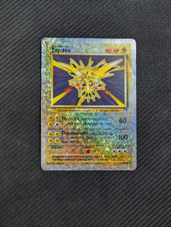 2002 Pokemon Legendary Collection Card 19/110 Zapdos Reverse Holo HP DMG Crease - Image 1