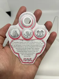 Yu-Gi-Oh Maximillion Pegasus Toon Blue-Eyes Medallion Lenticular 3D Hologram - Image 4