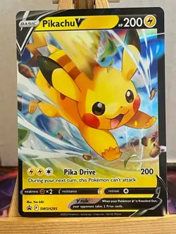 Pikachu V SWSH285 Black Star Promo Englisch NM Pokemon - Image 1
