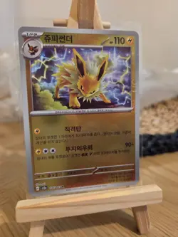 Pokemon Korean 151 Jolteon Pokeball Reverse Holo Card 135/165 - Image 1