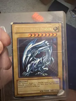 Yu-Gi-Oh Blue-Eyes White Dragon SDK-001 Ultra Rare Unlimited DMG - Image 1