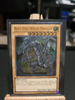 Blue-Eyes White Dragon (UTR) YSKR-EN001 Kaiba Reloaded 1st Edition - Image 2