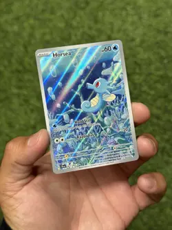 Pokemon Horsea 067/064 Illustration Rare Full Art Sv: Shrouded Fable near mint - Image 2