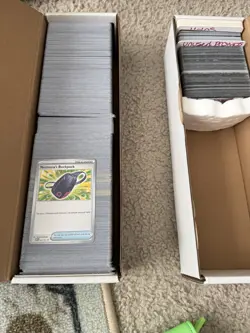 🔥Pokemon Bulk Lot Common, Uncommon And Holos With Sleeves, Dice, Boarders, Etc - Image 4
