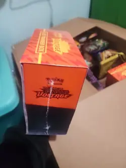 Pokemon TCG: Sword & Shield-Vivid Voltage Elite Trainer Box (133 Cards) 820650807688 - Image 4