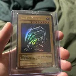 Yu-Gi-Oh Blue-Eyes White Dragon SDK-001 MAX FULL HOLO BLEED MISPRINT - Image 1