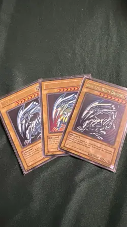 Yu-Gi-Oh Blue-Eyes White Dragon SDK-001 Ultra Rare Unlimited (PLAYSET x3) - Image 1