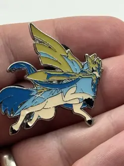 Pokemon TCG Crown Zenith Premium Figure Collection (Shiny Zacian) Pin & Figure - Image 2