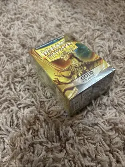 Dragon Shield 100 Standard Card Sleeves Gold Classic - Image 2