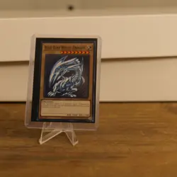 Yu-Gi-Oh! Blue-Eyes White Dragon English Lightly Played Monster Card - Image 1